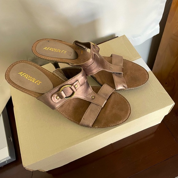 Aerosoles, golden sandals, med heel - Picture 3 of 4